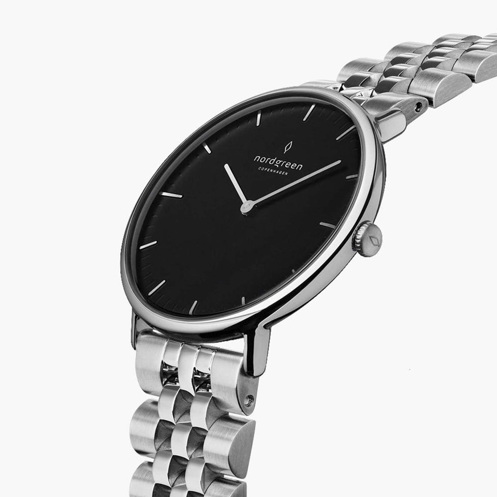 silberne Armband mit schwarzem Uhrengehäuse