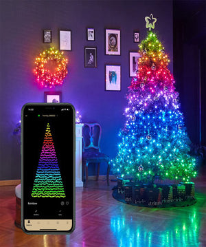 
                  
                    Lade das Bild in den Galerie-Viewer, bunte Lichterkette wird am Baum demonstriert mit der App auf dem Smartphone
                  
                