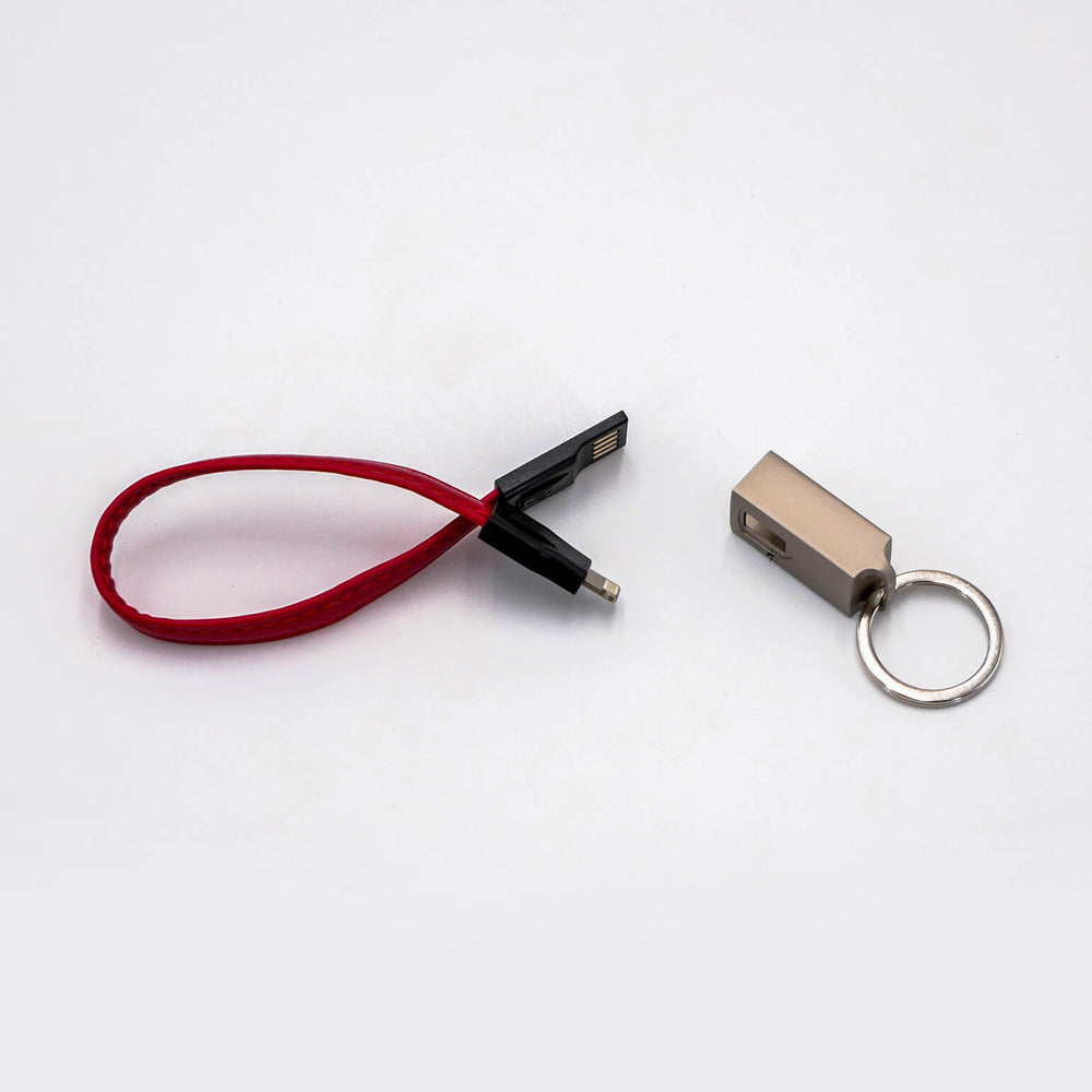 
                  
                    Lade das Bild in den Galerie-Viewer, Smarter Schlüsselanhänger mit doppelseitigem USB-Datenkabel in rot und geöffnet
                  
                