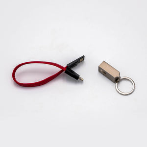 
                  
                    Lade das Bild in den Galerie-Viewer, Smarter Schlüsselanhänger mit doppelseitigem USB-Datenkabel in rot und geöffnet
                  
                